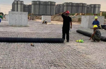 汕头土工格栅铺设前地基要怎么处理？